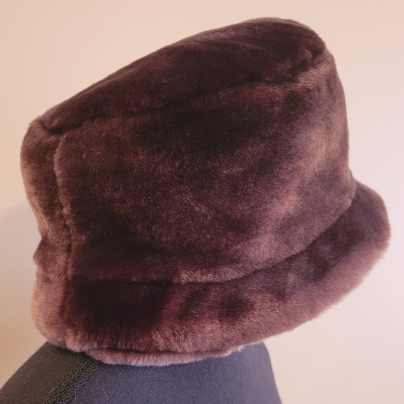 ๐HOST PICK๐ F.L.A.G. ACCESSORIES Faux Fur Bucket Hat - Picture 3 of 8